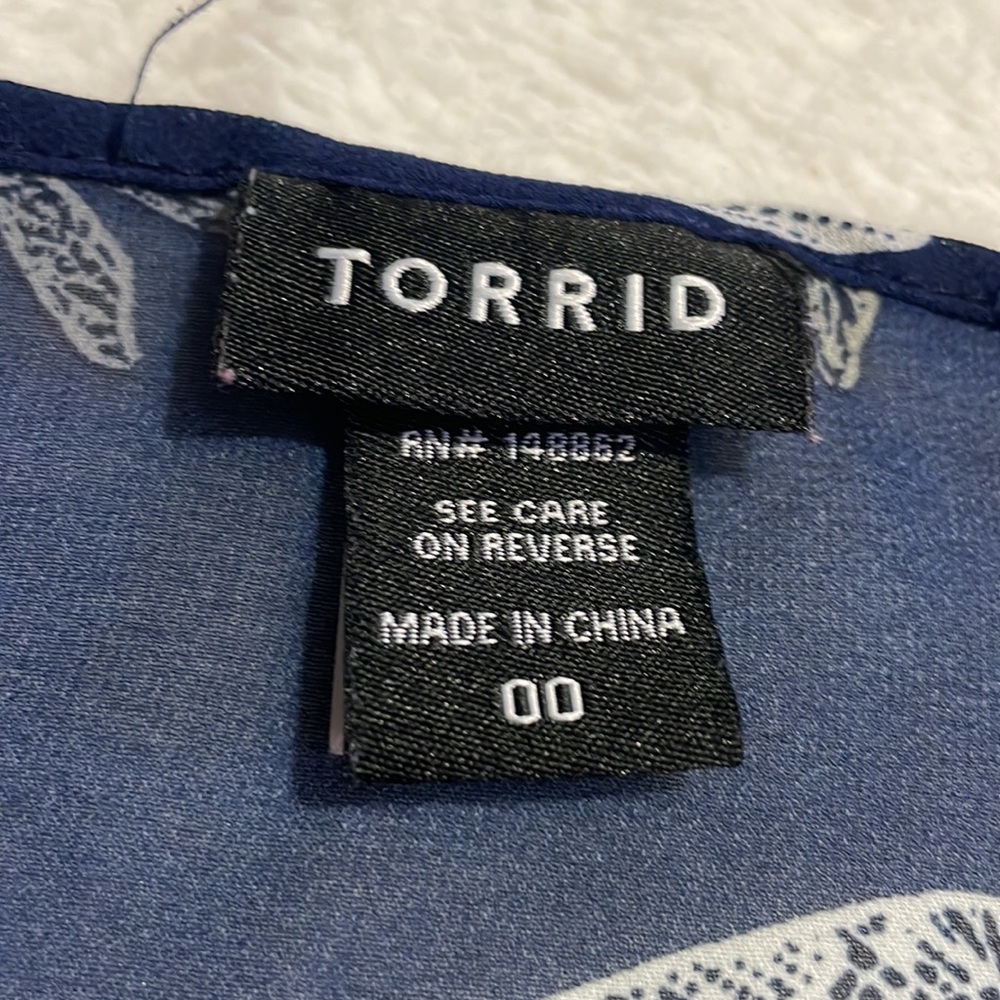 Torrid Sheer High-Low Navy Blue Dragonfly Sleeveless Shirt/Blouse - Picture 5 of 9